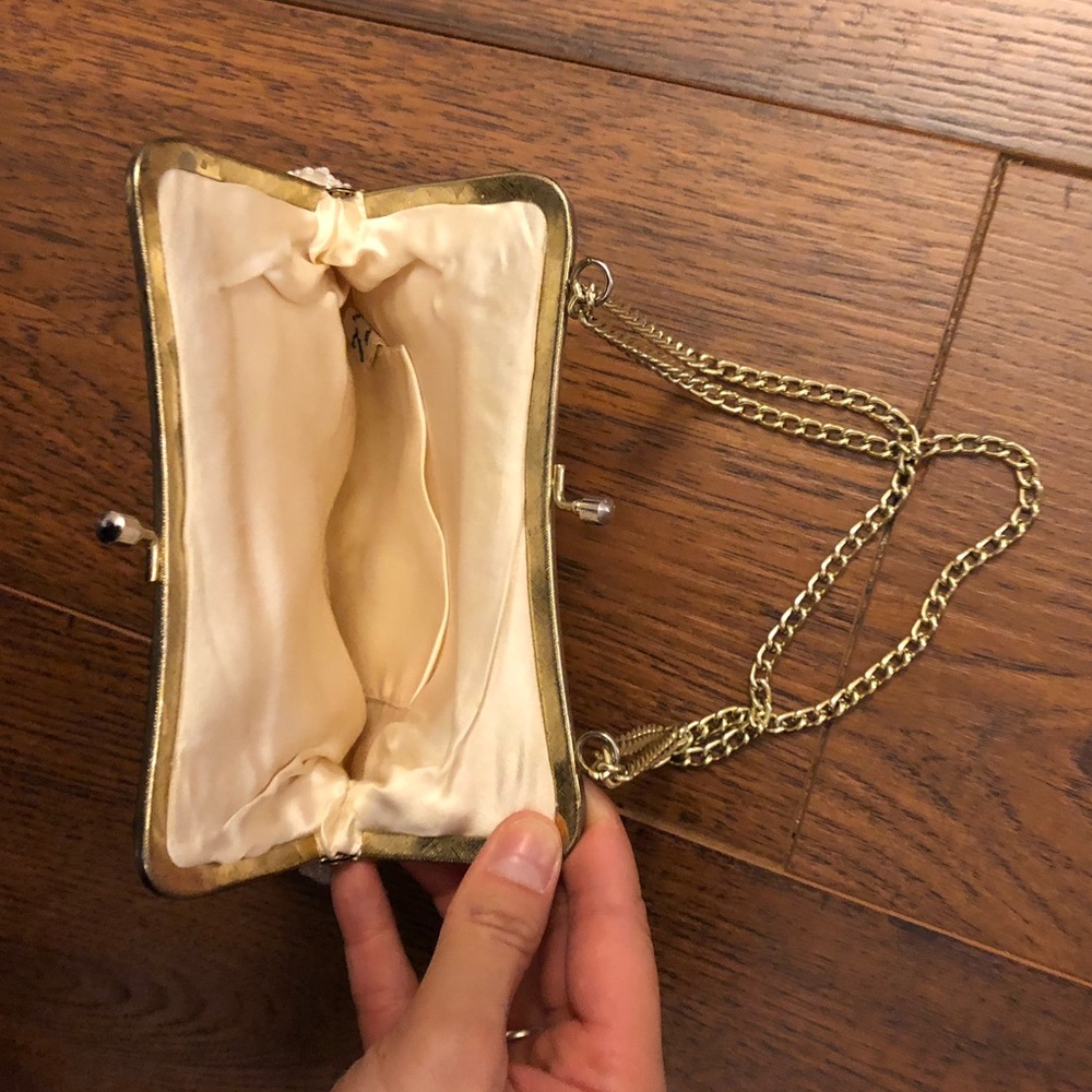 White beaded clasp purse with gold detail - Picture 4 of 4